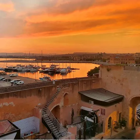 Marina Di Ortigia * סירקוזה